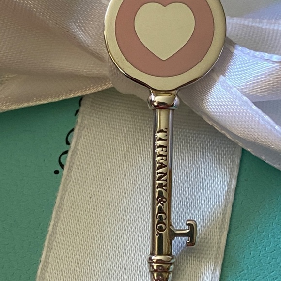 New Tiffany & Co. Tiffany pink Heart Key New York Charm for Pendant Bracelet - Picture 8 of 8
